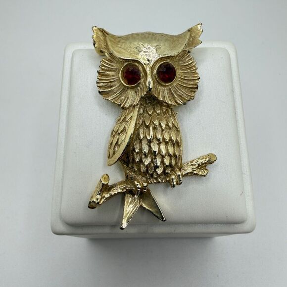 Vintage Gerry's gold tone owl brooch/pin with red rhinestone eyes! - Picture 8 of 9